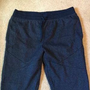 Men’s fleece joggers.